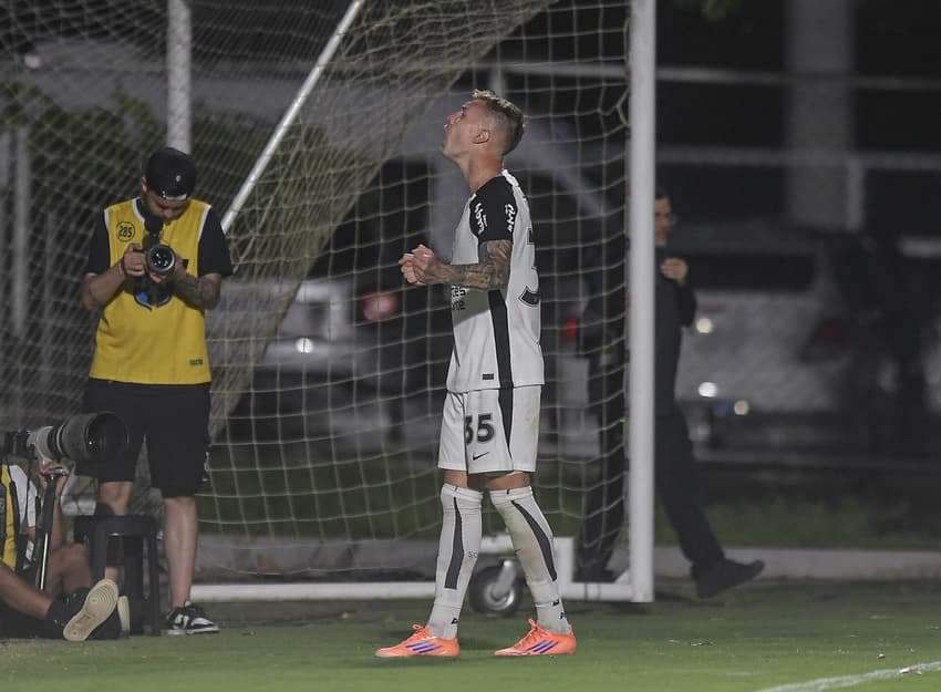 Charles marcou o gol da vitória do Corinthians