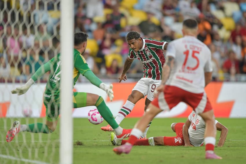 John Kenney, do Fluminense, chuta para nova defesa de Ivan, do Internacional