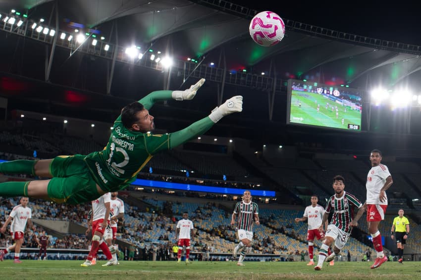 Samuel Xavier, do Fluminense, supera Ivan, do Internacional