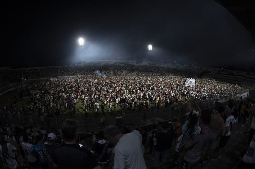 Torcida fez a festa no Moisés Lucarelli após o apito final (Foto: Anderson Romao/AGIF)