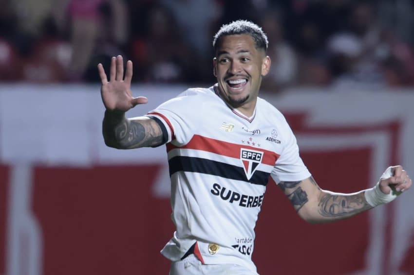 Luciano comemora gol pelo São Paulo
