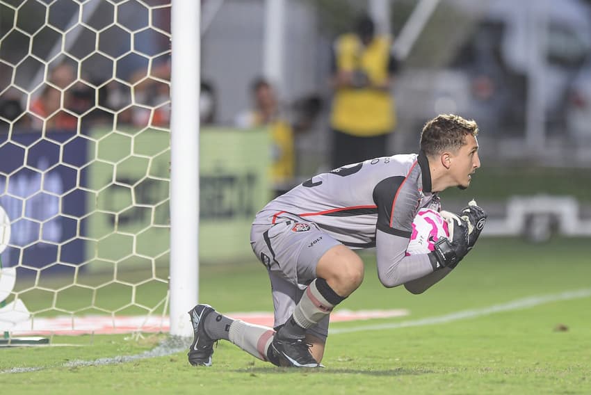 Thiago Couto em ação contra o Corinthians (Foto: Jhony Pinho/AGIF)