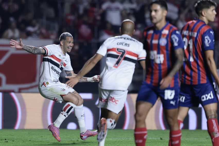 Luciano comemora gol pelo São Paulo