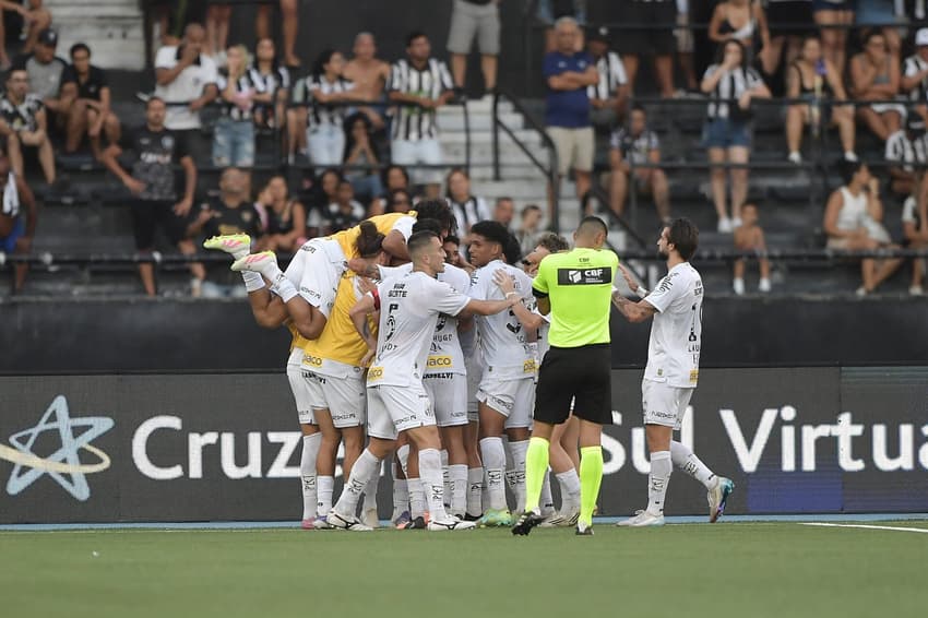 Jogadores do Santos comemoram gol durante o duelo com o Botafogo. (Foto: Thiago Ribeiro/AGIF)