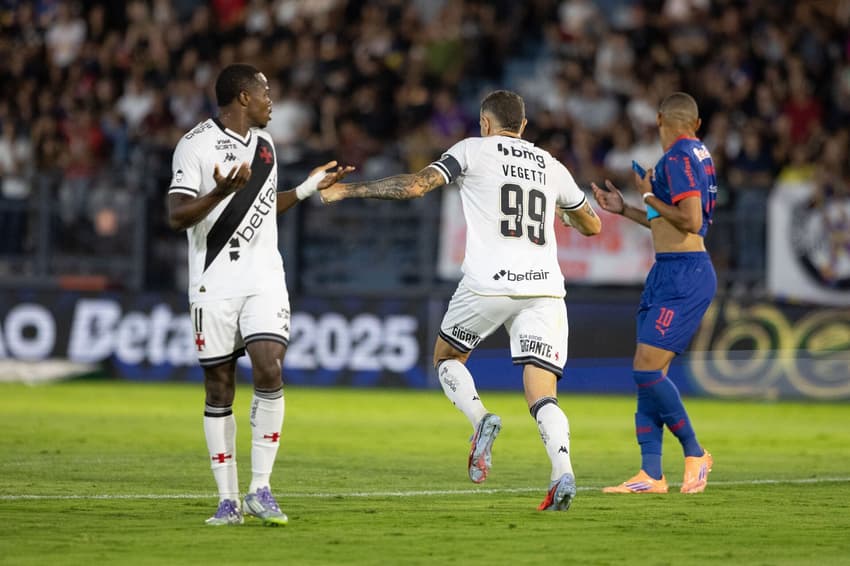 Vegetti comemora gol do Vasco contra o Bragantino (Foto: Joisel Amaral/AGIF)