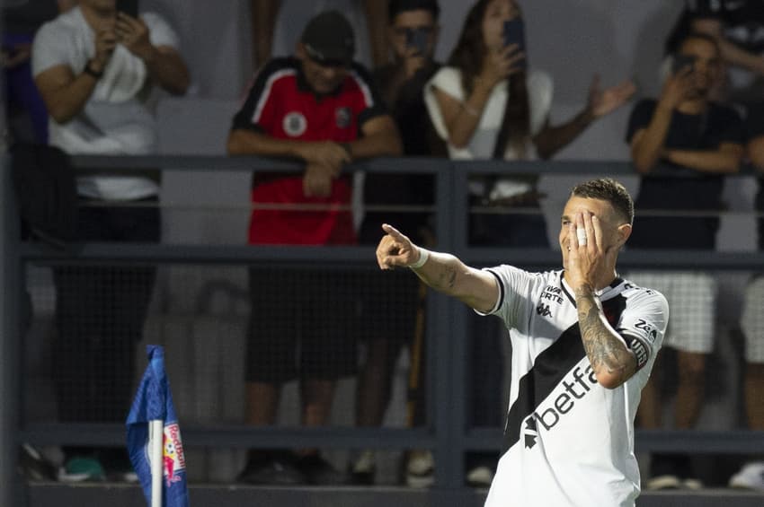 Vegetti comemora gol pelo Vasco contra o Bragantino (Foto: Anderson Romao/AGIF)