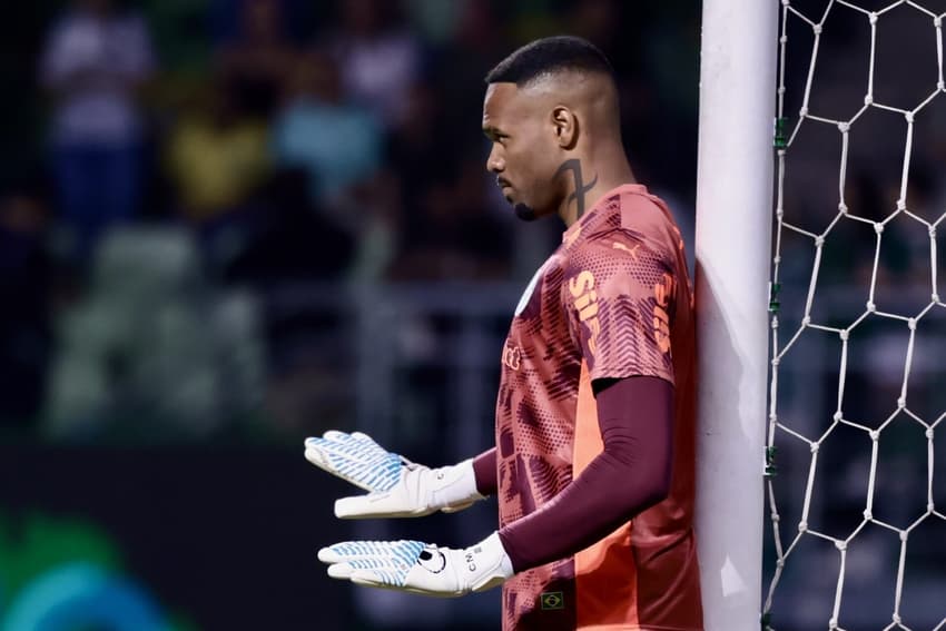 Goleiro Carlos Miguel do Palmeiras defendendo lance.