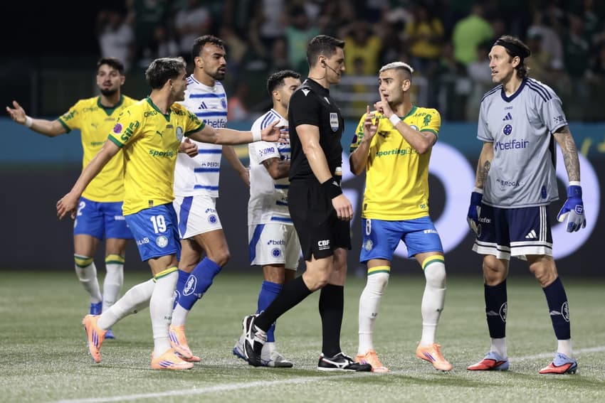 Árbitro Rafael Rodrigo Klein teve uma atuação ruim no empate do Cruzeiro com o Palmeiras (Foto: Marcello Zambrana/AGIF)