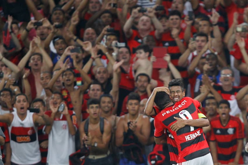 Léo Moura comemora gol com Hernane (Foto de Ricardo Ramos/Lancepress!)