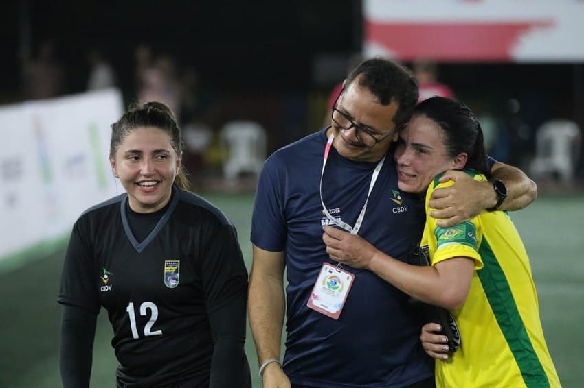 Ala Elaine emocionada e colegas comemorando a vitória sobre a Índia na Copa do Mundo de Futebol de Cegas (Foto: Renan Cacioli/ CBDV)