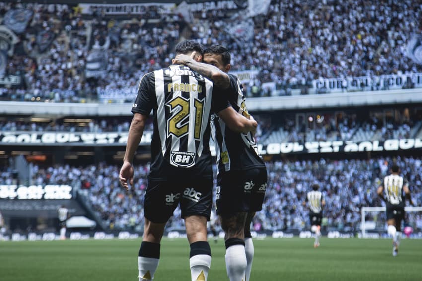 Alan franco autor do gol e Dudu que deu a assistência (Foto: Pedro Souza / Atlético)