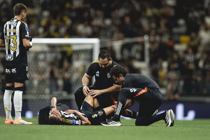 Alexsander quando se lesionou, contra o Bolívar (Foto: Pedro Souza / Atlético)
