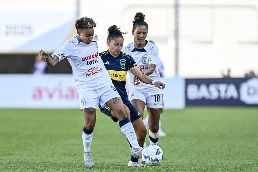 Silvani e Annaysa em disputa de bola com jogadora do Boca Juniors na Libertadores Feminina.