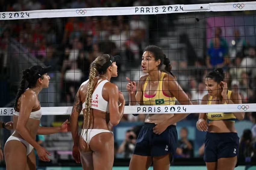 Ana Patrícia e Brandie Wikerson discutem na final do vôlei de praia nas Olimpíadas de 2024 (Foto: CARL DE SOUZA / AFP)