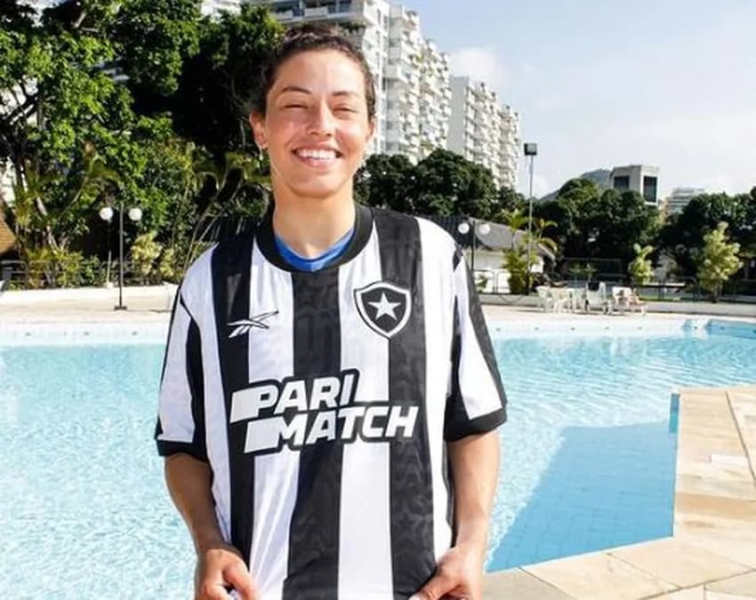 Ana Sátila com a camisa do Botafogo (Foto: Wallace Lima/Botafogo)