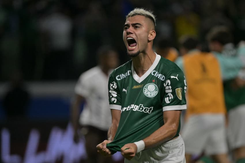 Após grande atuação, Andreas Pereira celebra classificação à final da Libertadores (Foto: Nelson Almeida / AFP)