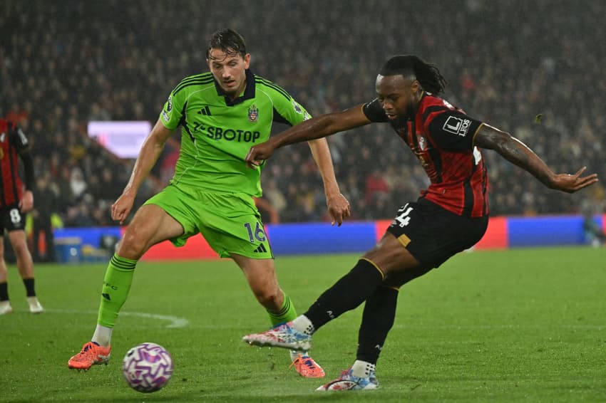 Antoine Semenyo em ação pelo Bournemouth (Foto: Glyn KIRK / AFP)