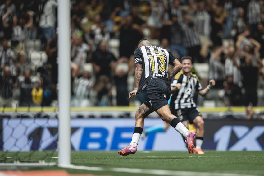 Arana comemora gol contra o Sport (Foto: Alessandra Torres/AGIF)