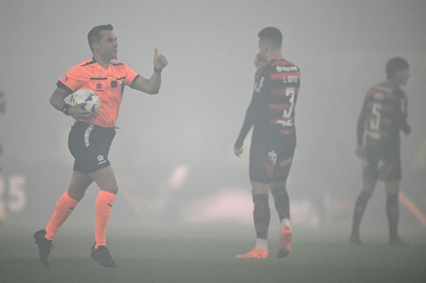 VAR revela que Plata é expulso por agredir Rojo nas partes íntimas em Flamengo x Racing (Foto: Luis ROBAYO/AFP)