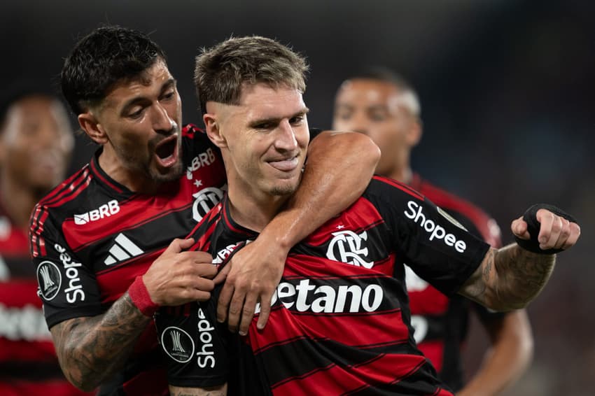 Arrascaeta e Varela, companheiros de seleção uruguaia, se abraçam em jogo do Flamengo (Foto: Jorge Rodrigues/AGIF)