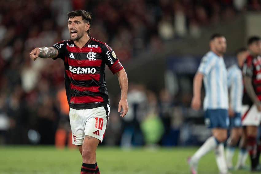 Arrascaeta gesticula durante jogo entre Flamengo e Racing pela Libertadores (Foto: Jorge Rodrigues/AGIF)