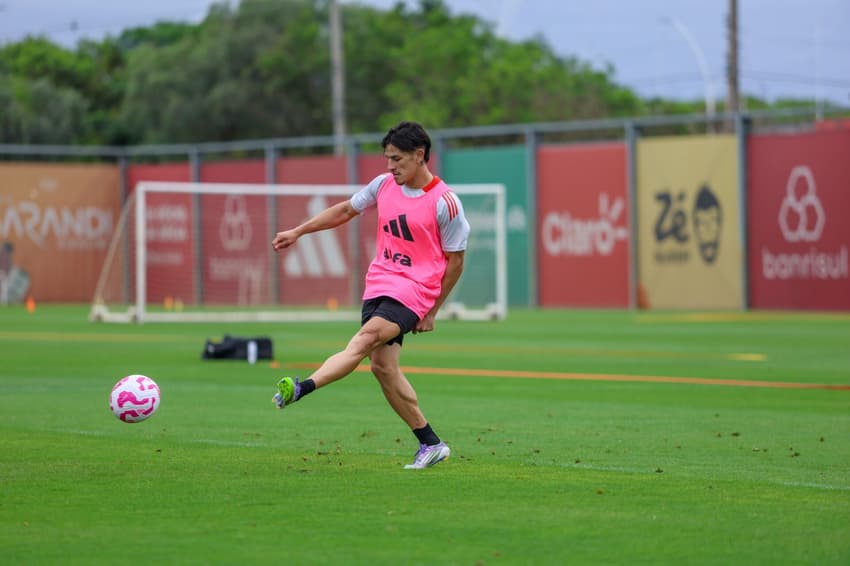 Bernabei, lateral-esquerdo do Internacional
