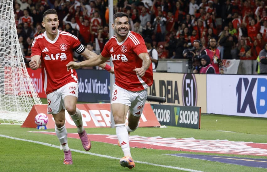 Bruno Henrique e Rafael Borré comemoram gol do Internacional