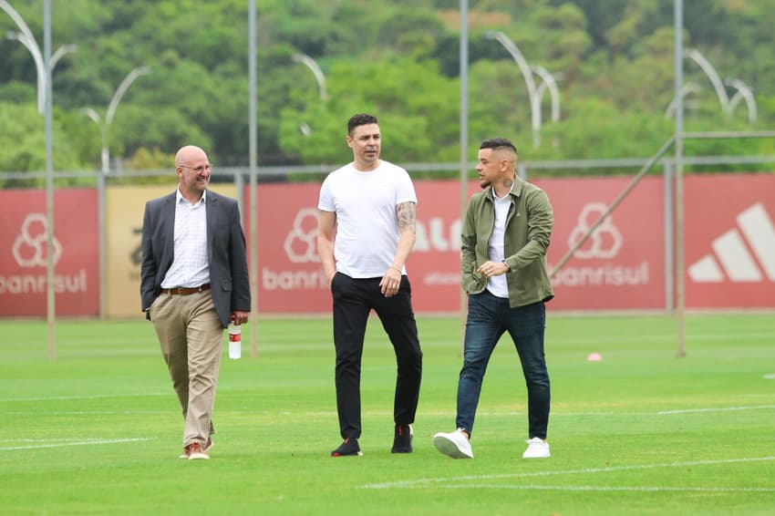 Visita do ex-zagueiro Bolívar ao CT do Internacional
