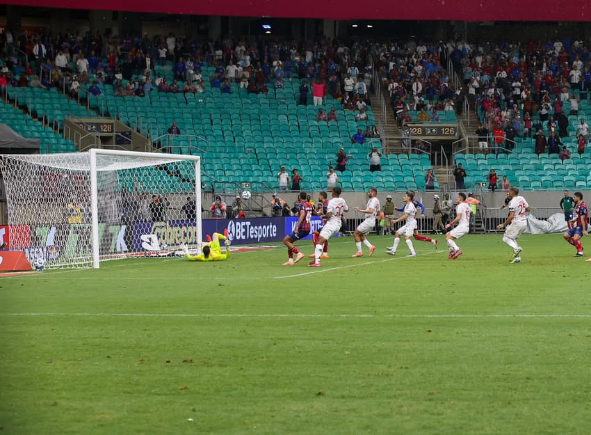 Bahia marca gol de pênalti no Internacional na quarta (22)  (Foto: Marcio Jose/AGIF)