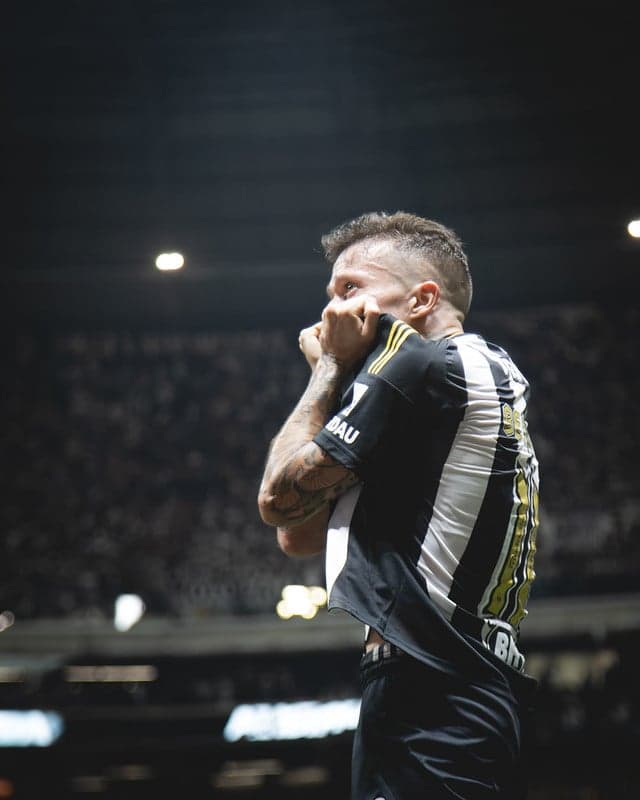 Bernard beija escudo do Atlético após gol (Foto: Pedro Souza)