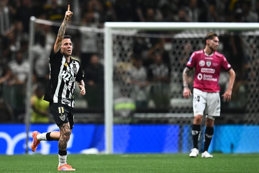 Bernard comemorando segundo gol do Galo (Foto: Gledston Tavares / AFP)