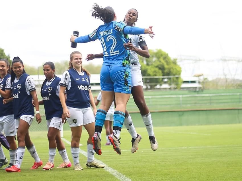Tipa e Michele comemoram o gol do Botafogo sobre o Vasco no Carioca Feminino (Foto: Arthur Barreto/BFR)