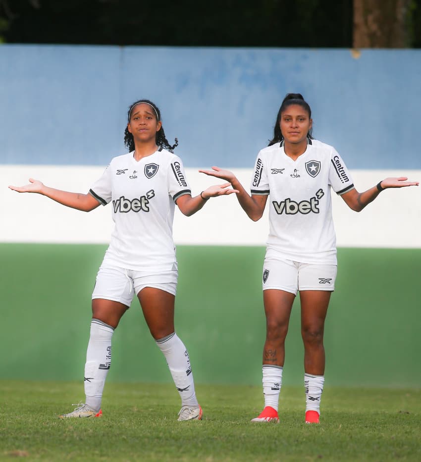 Jogadoras do Botafogo comemoram gol sobre o Vasco, no Brasileirão A2 (Foto: Arthur Barreto/BFR)