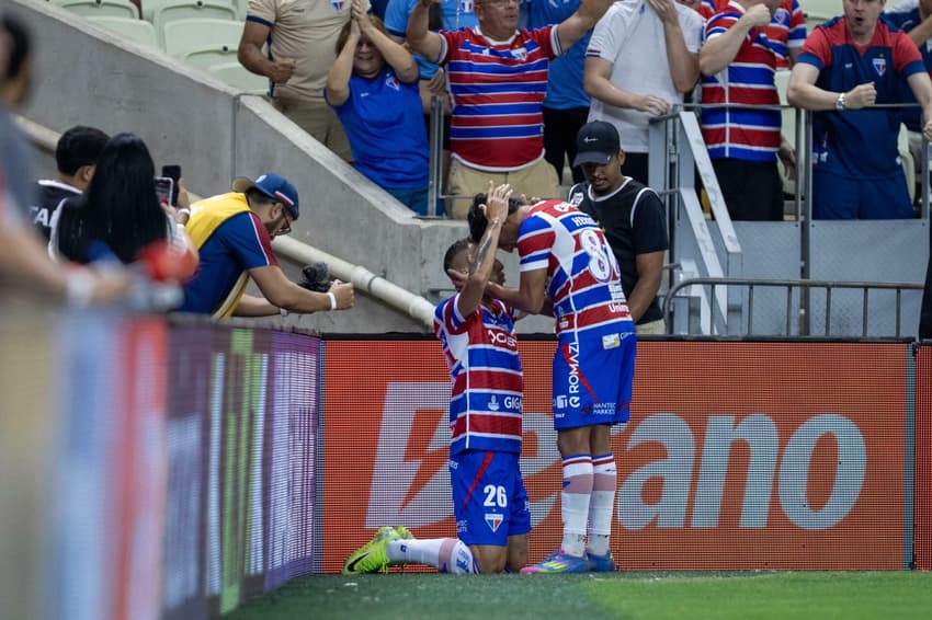 Breno Lopes comemora gol marcado para o Fortaleza contra o Flamengo (Foto: Baggio Rodrigues/AGIF)