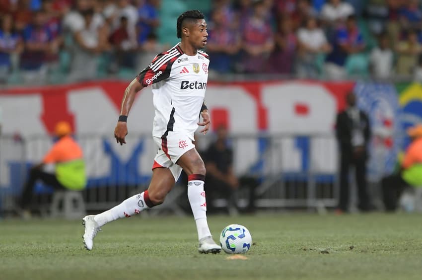 Bruno Henrique carrega a bola para o Flamengo em jogo do Brasileirão (Foto: Jhony Pinho/AGIF)