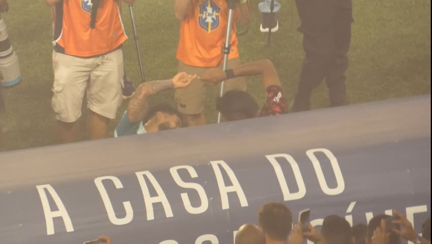 Bruno Henrique e Flamengo reproduzem comomoração da Fuzão no Maracanã