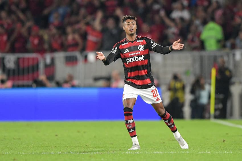 Bruno Henrique comemora gol marcado contra o Internacional na Libertadores (Foto: Thiago Ribeiro/AGIF)
