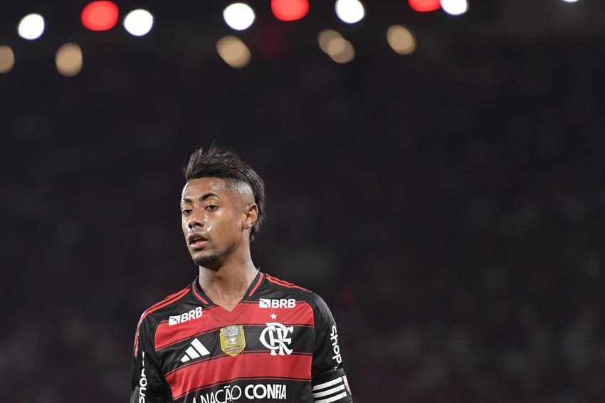 Bruno Henrique, com braçadeira de capitão do Flamengo, em duelo com o Vitória (Foto: Thiago Ribeiro/AGIF)