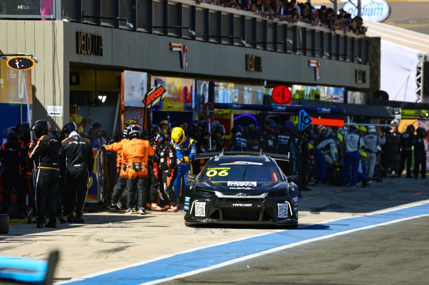 Boxe da equipe de Helio Castroneves no Velocitta (Foto: Stock Car/Vicar)