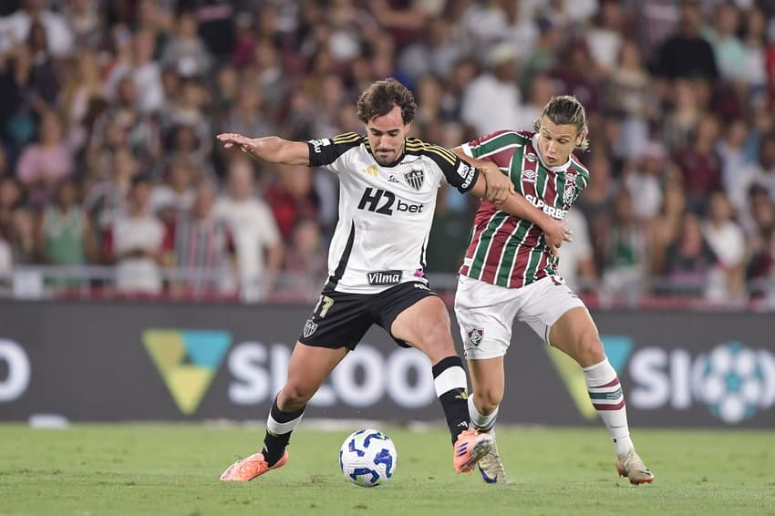Canobbio, do Fluminense, disputa lance com jogador do Atlético-MG no Maracanã pelo Brasileiro ( Foto: Thiago Ribeiro/AGIF)