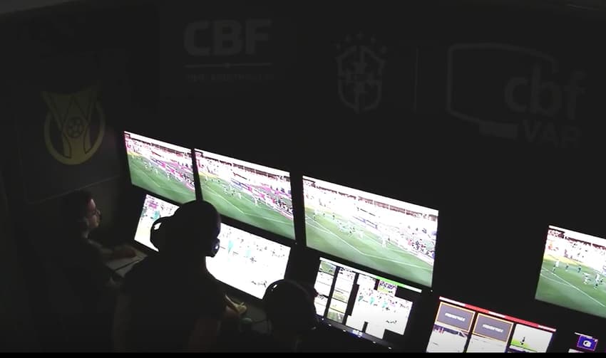 VAR sobre lance em São Paulo x Palmeiras (Foto: reprodução CBF)