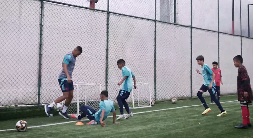 Samuel Lino com jogadores das categorias de base do Flamengo (Foto: Reprodução)