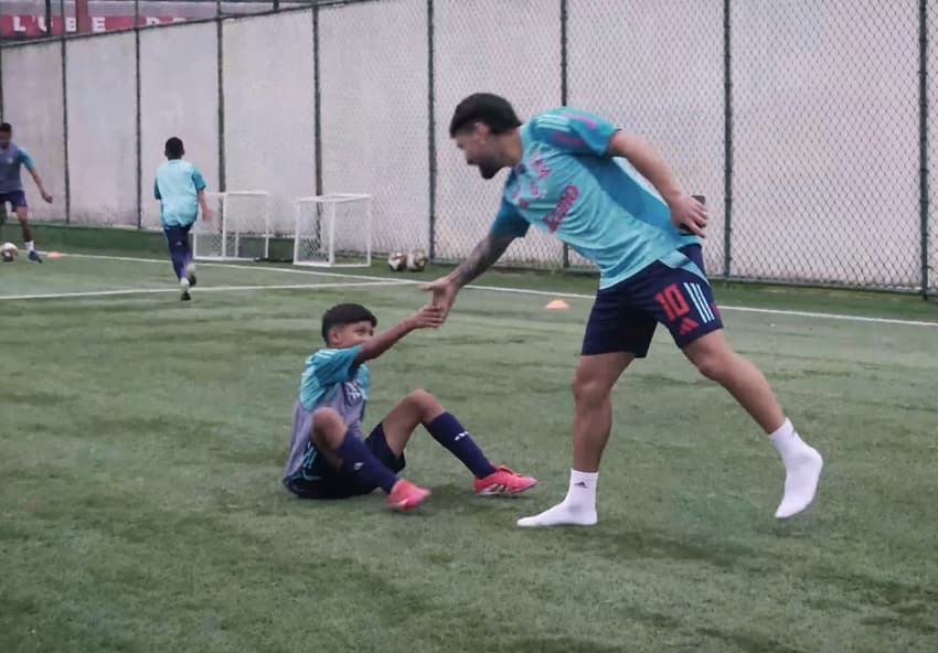 Arrascaeta com jogadores das categorias de base do Flamengo (Foto: Reprodução)