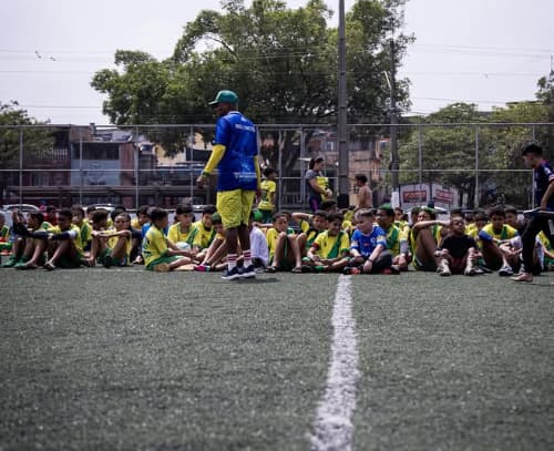 Lateral Lucas Esteves doa equipamentos a projeto social em Osasco (Foto: Reprodução)