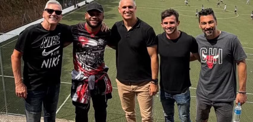 Luan e comissão técnica do São Paulo participaram de ação de Dia das Crianças (Foto: Divulgação/ Instagram)