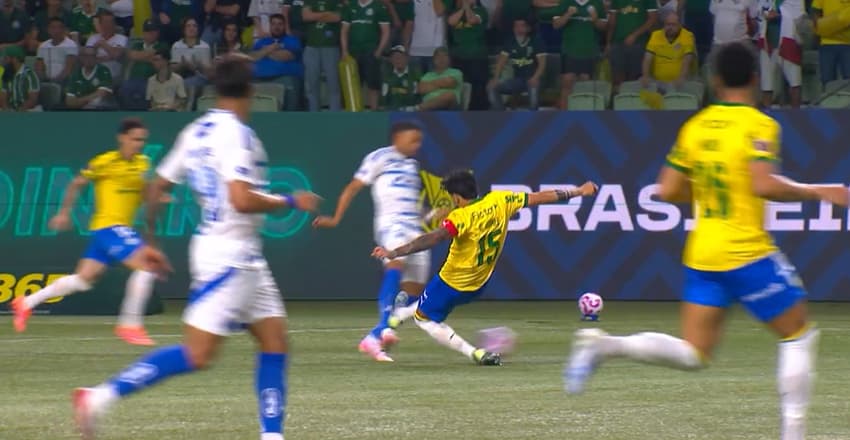 Entrada de Gustavo Gómez, do Palmeiras, em Wanderson, do Cruzeiro (Reprodução CBF TV)