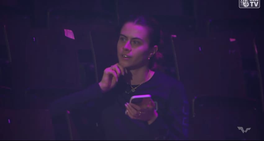 Bruna Takahashi acompanha Hugo Calderano (Foto: reprodução / CazéTV)