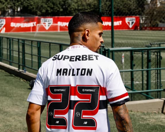 Maílton com a camisa do São Paulo