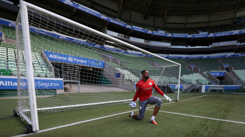 Carlos Miguel, goleiro do Palmeiras, durante treinamento