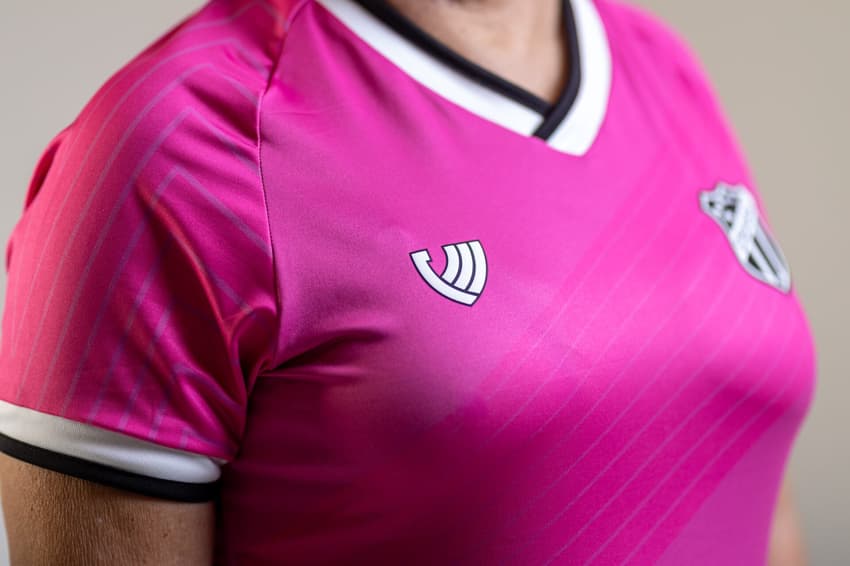 Ceará lançou uma camisa em alusão ao Outubro Rosa (Foto: Stephan Eilert/Ceará SC)